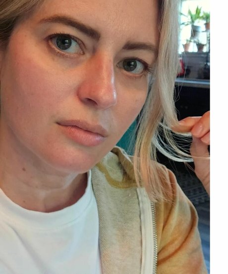 Elyse Willems セクシーなポルノスター 写真