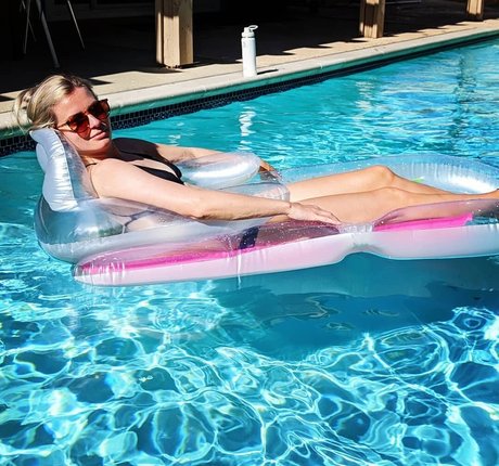 Elyse Willems セクシーなポルノスター 写真