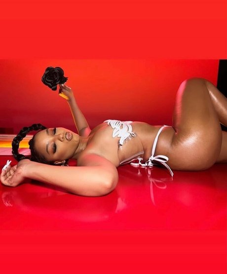 汚れた足オンリーファンズ ポルノ 画像