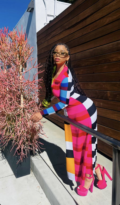 大きなお尻と巨乳のオンリーファンズ ポルノグラフィック 画像