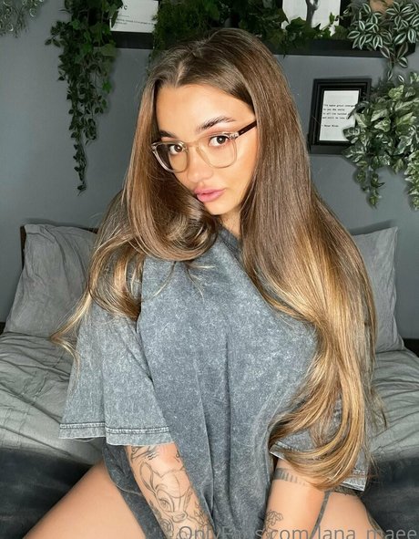 黒檀の猫オンリーファンズ セクシー裸 写真