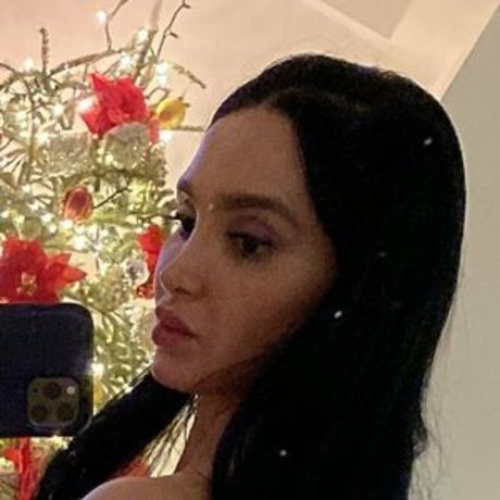 18歳のオンリーファンズ セクシー裸 画像