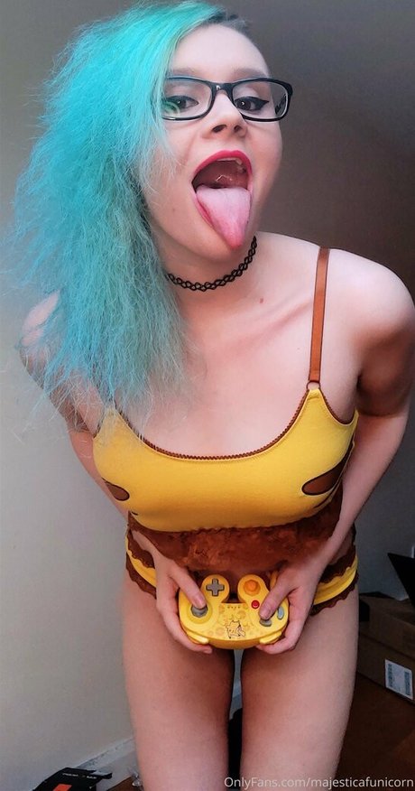 義理の妹オンリーファンズ セクシー裸 画像