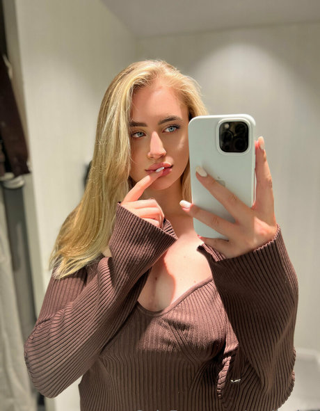 18歳のオンリーファンズ 無料ヌード 画像