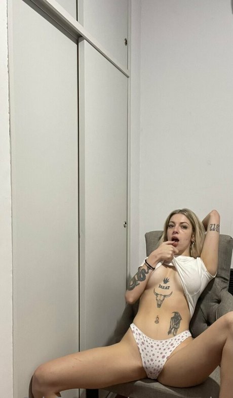 かわいいティーンのオンリーファンズ ヌード 写真