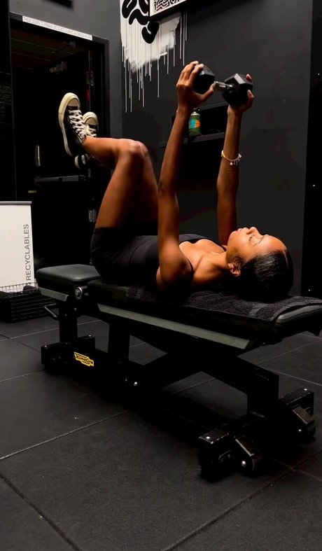 黒猫のOnlyFans 無料裸 写真