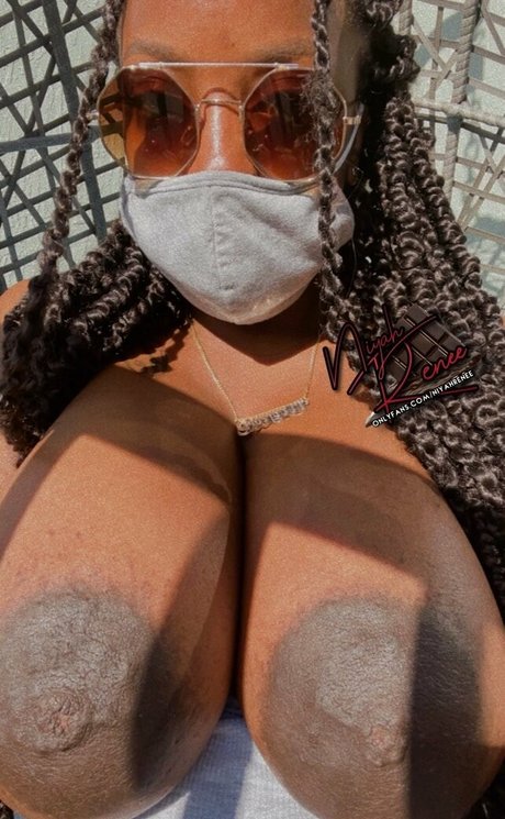 アンバー・オンリーファンズ アートヌード 写真