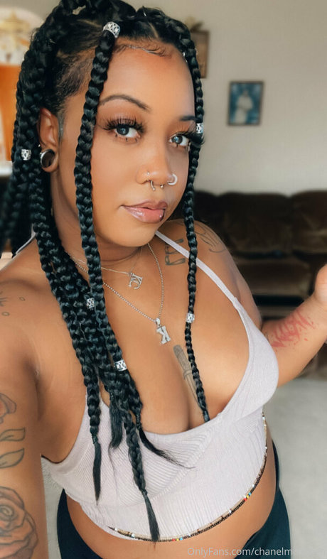 巨乳の黒人女性オンリーファンズ えろた 写真