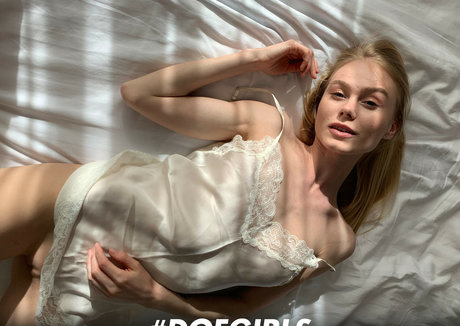 アジア人女性OnlyFans アート裸 写真