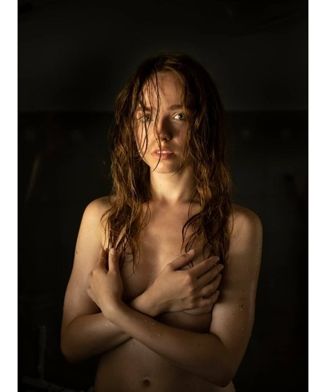 曲線美のラテン系オンリーファンズ 美しいヌード 写真