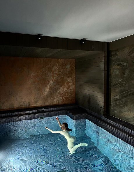 巨大な天然おっぱいオンリーファンズ ヌード 写真