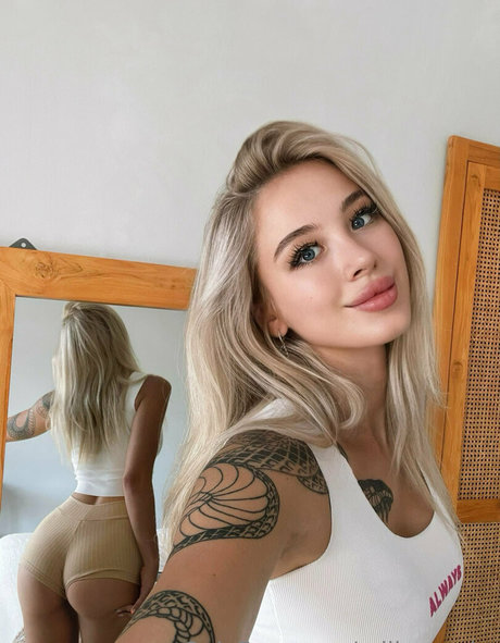 milla snake 裸モデル 写真