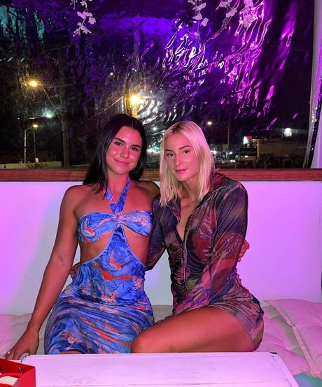 Desi Johnson アダルトモデル 写真