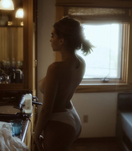 Ari Nicholle Gold 完璧なスター 写真