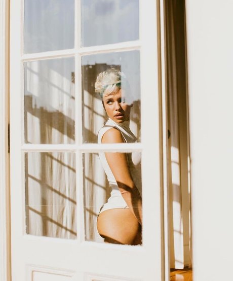 Bruna Linzmeyer エロティックなモデル 写真