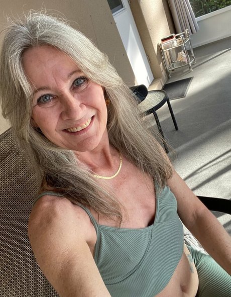 巨乳の赤毛オンリーファンズ ホット裸 写真