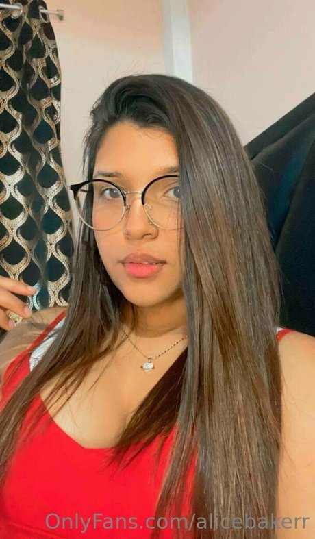 alicebakerr 裸のスター 写真