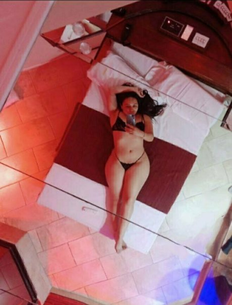 alicebakerr ヌードスター 写真