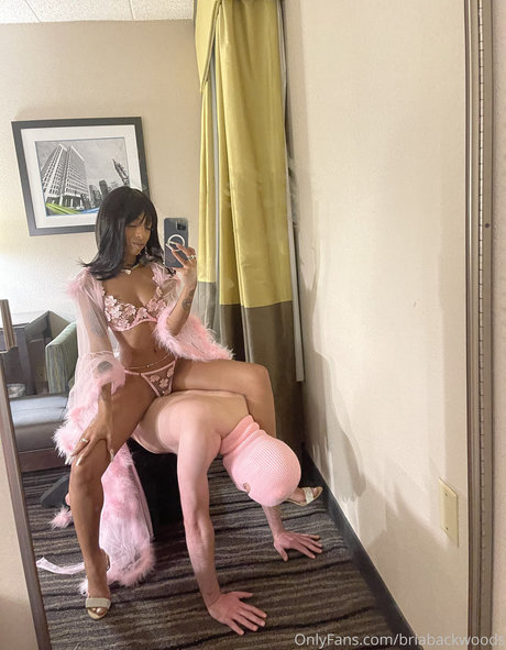 Briabackwoods セクシー女優 写真