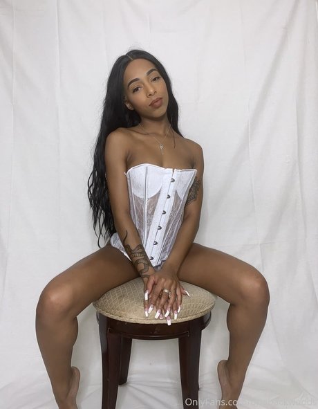 Briabackwoods ホットなポルノスター 画像