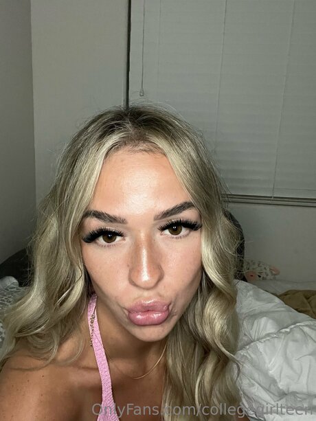 大きなお尻と巨乳のオンリーファンズ ポルノグラフィック 写真