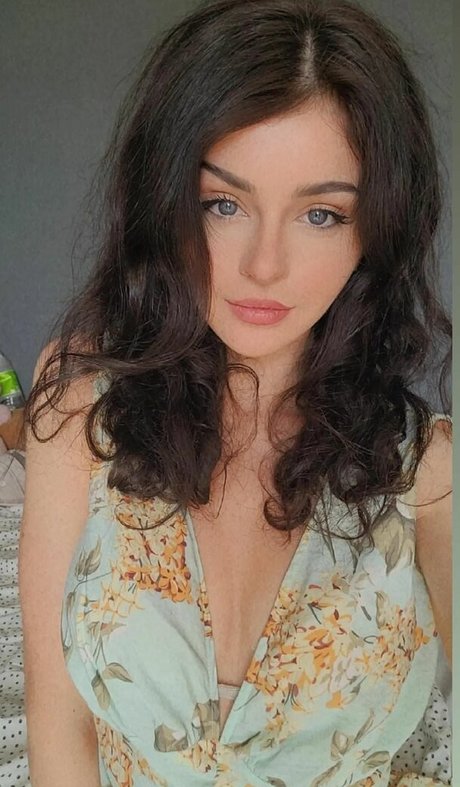 Chloe Lockley 無料女優 写真