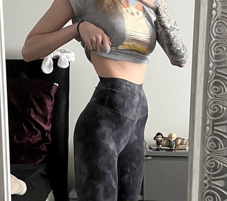 Alliury アダルトモデル 写真