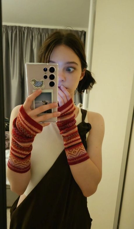 Emma Myers スター ヌード ギャラリー