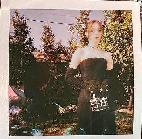 Emma Myers ポルノスター エロティック 写真