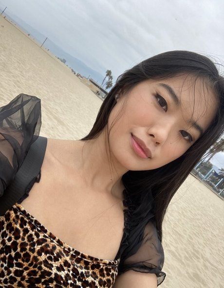 痩せたアジア人ティーン OnlyFans 美しい裸 写真