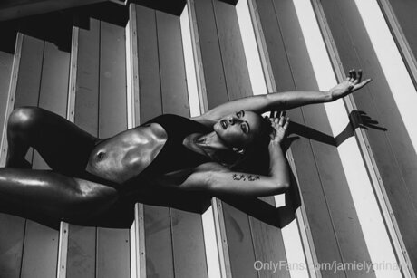 Jamielyn ヌードモデル 写真