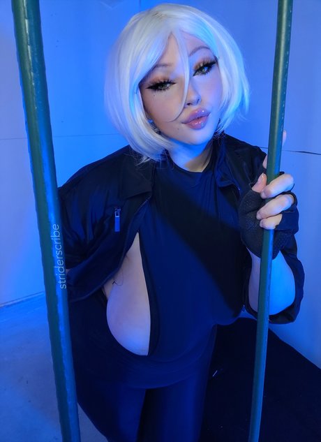 曲線美のクーガーOnlyFans 美しいヌード 写真