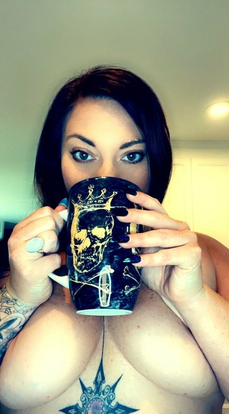 Andrea Zendejas 裸のモデル 画像