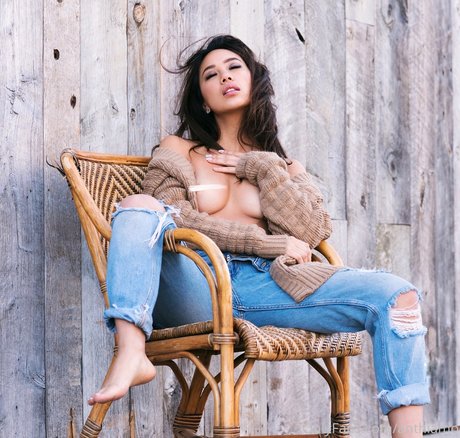 ぽっちゃりブロンドのオンリーファンズ ホット裸 写真