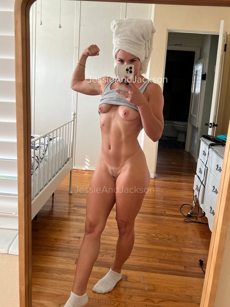 小人ヌードオンリーファンズ エロ 画像