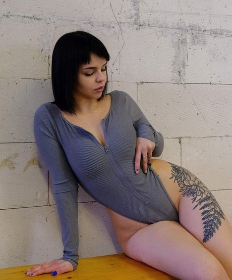 かわいいティーンのオンリーファンズ アートポルノ 写真