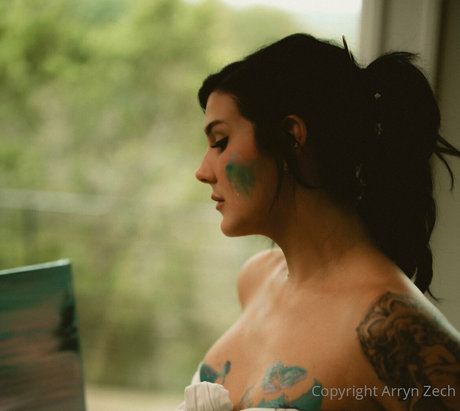 50歳以上のオンリーファンズ セクシーヌード 写真