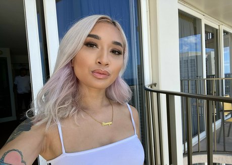 Avery black 裸のスター 写真