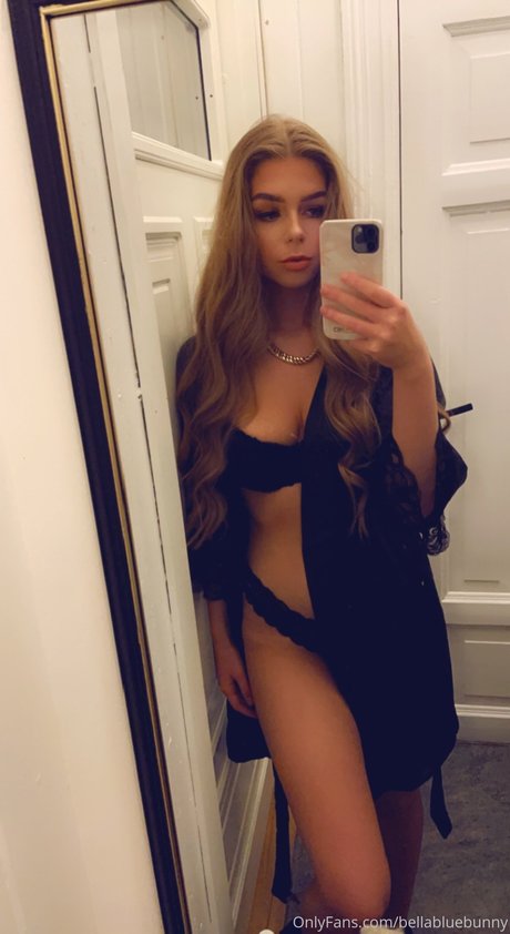 ダーティトークオンリーファンズ ヌード 画像