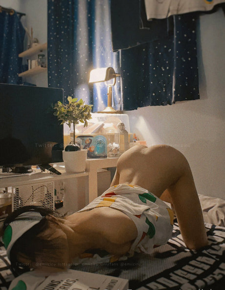 emiiziru アートモデル 画像