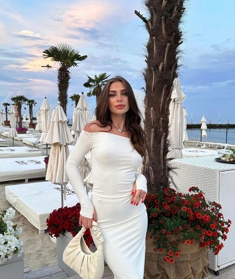 巨大なチンポを持つシーメールオンリーファンズ ヌード 写真