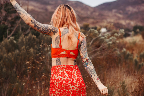 熟女のおっぱいオンリーファンズ ポルノ 写真