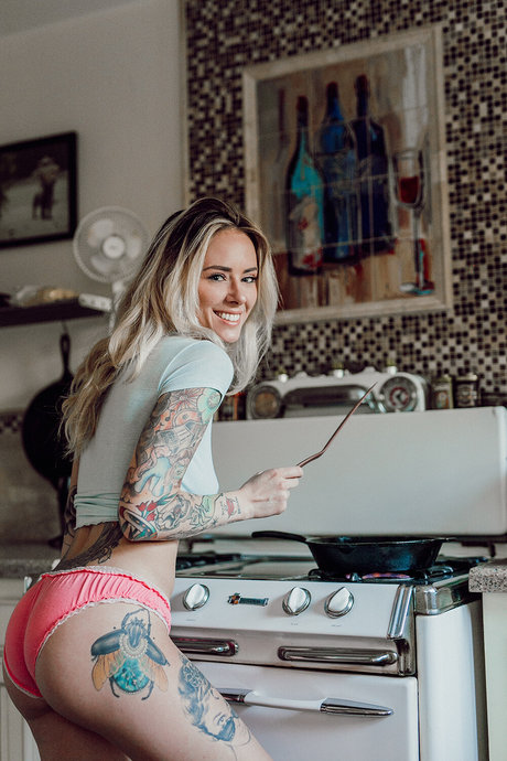 大きなお尻と巨乳のオンリーファンズ 無料 写真