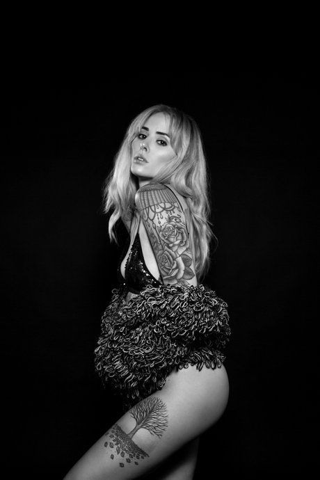 金髪クーガーオンリーファンズ 美しいヌード 写真