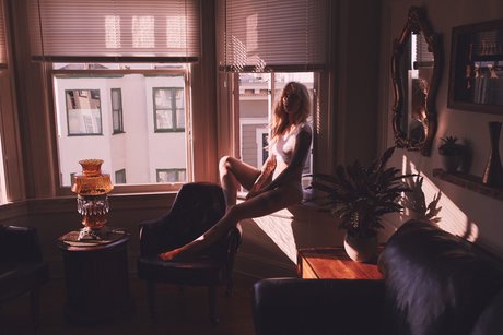 逆騎乗位 オンリーファンズ 無料セクシー 写真