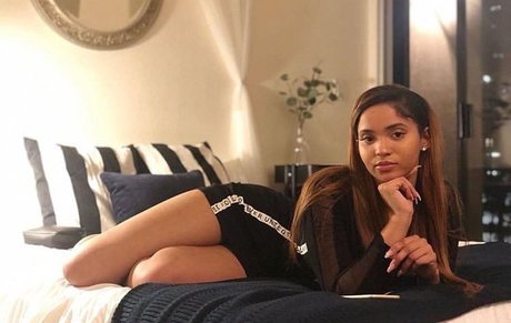 黒檀の猫オンリーファンズ セクシーヌード 画像