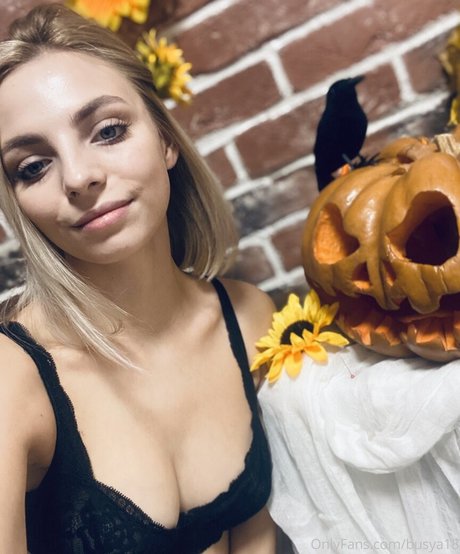 金髪の大学のオンリーファンズ エロチック ギャラリー