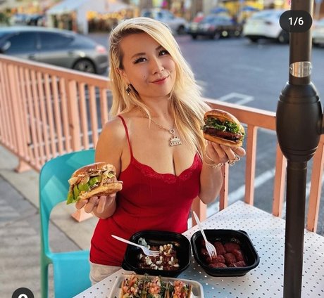 Raina Huang 裸のモデル 写真