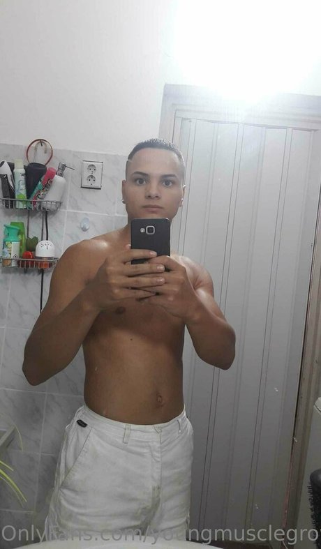 youngmusclegrowingboy ポルノモデル 画像