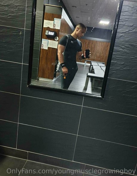 youngmusclegrowingboy 素敵なモデル 写真